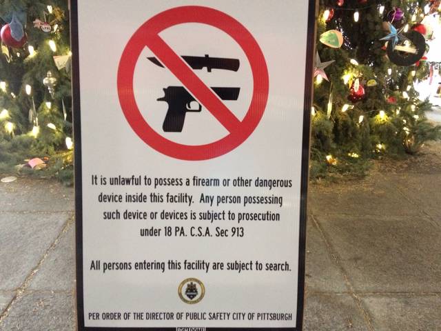 596081_web1_Gun-sign