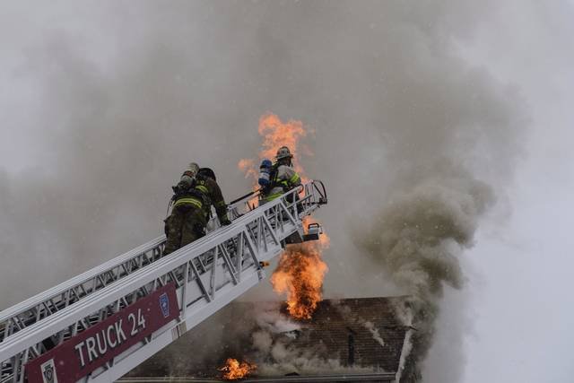 623895_web1_gtr-greensburgfire002-011119