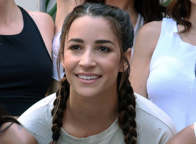 624519_web1_Raisman