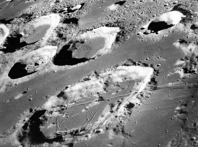 648817_web1_MoonRocks