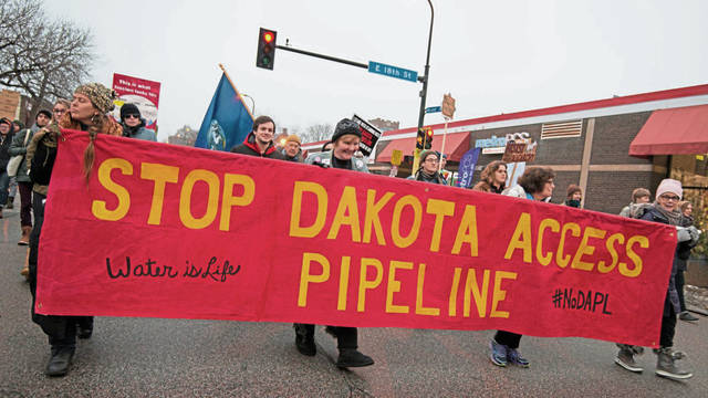 668696_web1_Dakota_Access_Pipeline_protesters