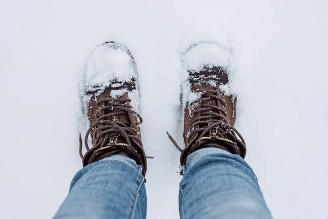 669157_web1_WEB-boots-in-snow