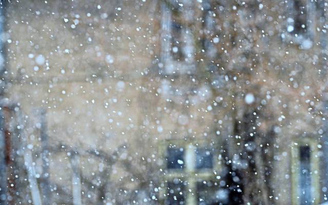 676576_web1_WEB-snowflakes
