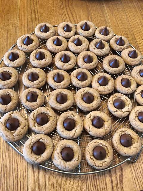 702121_web1_GTR-LIV-HERHSEYKISS-COOKIES-121918