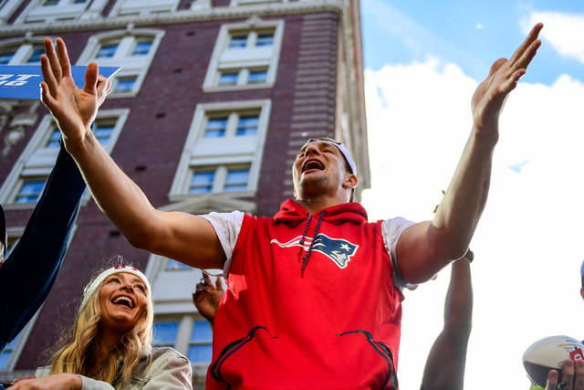 716496_web1_1127603744