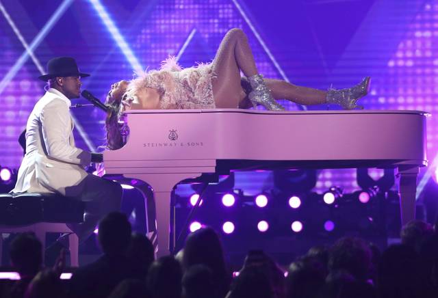 736596_web1_gtr-grammy15-021119