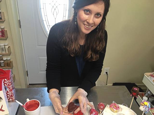 736736_web1_GTR-LIV-VDAYTREATS-CAKEPOPS-021319