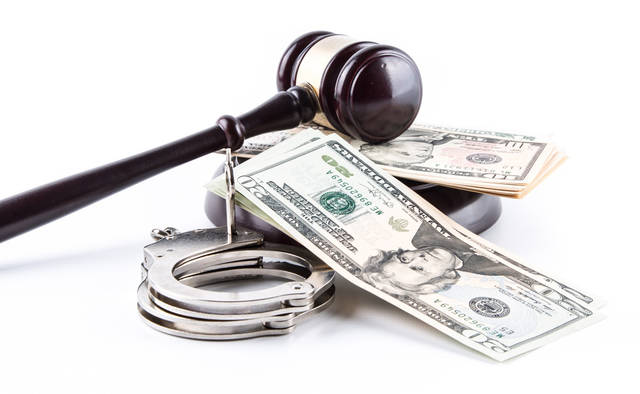 739796_web1_JudgeGavelCash