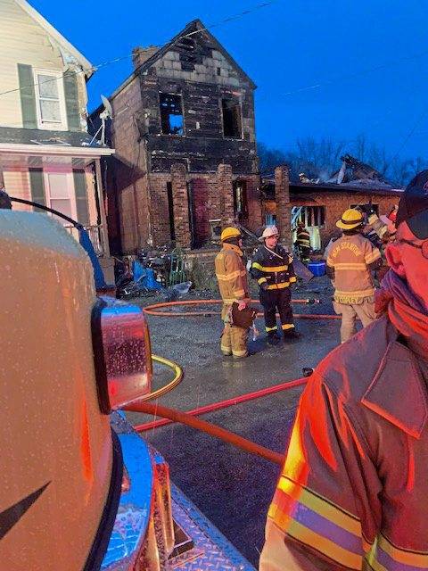 778232_web1_gtr-SouthHempfieldFire61-010319