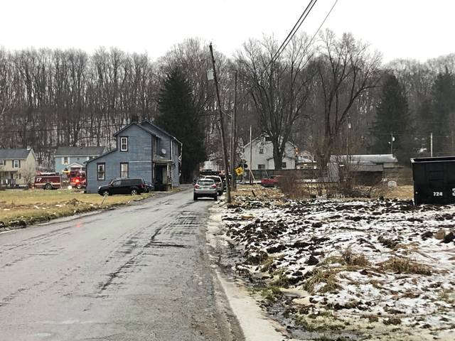 778232_web1_gtr-SouthHempfieldFire64-010319