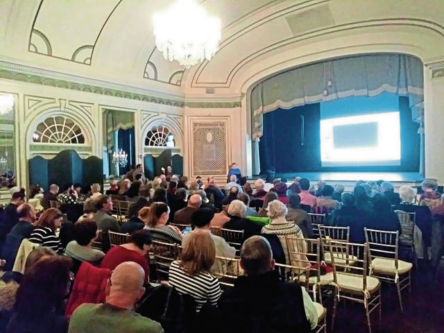 Photographer, expert discuss impact of plastic waste