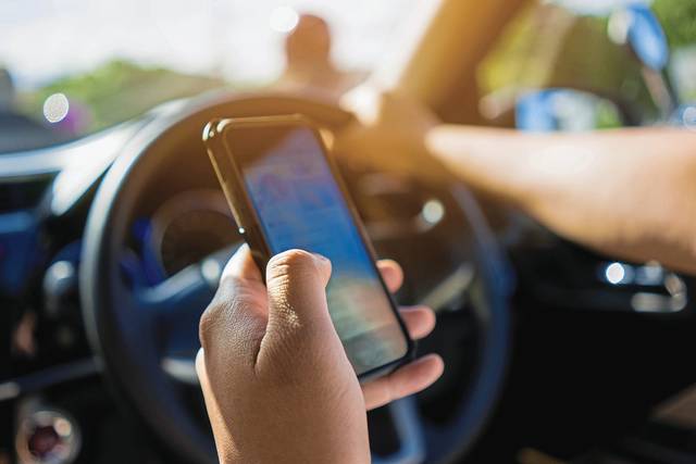 815570_web1_CellPhoneCar