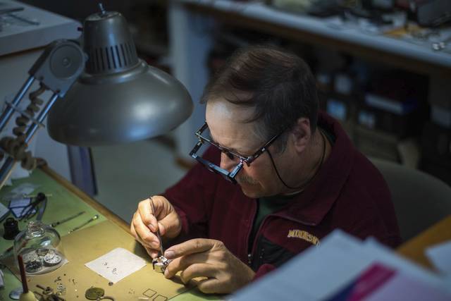 783784_web1_gtr-lo-Watchmaker005-022319