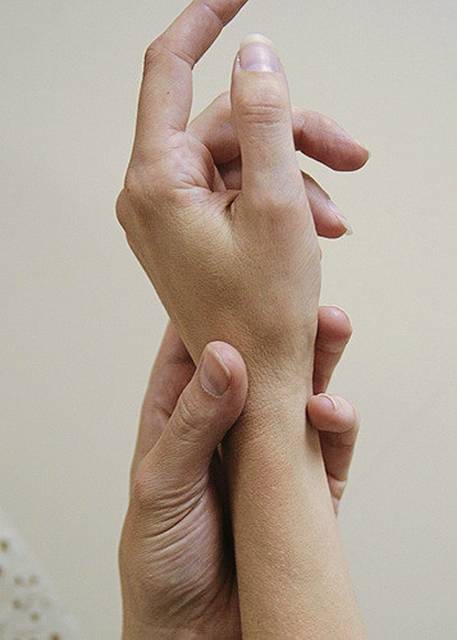 832005_web1_gtr-hth-wrist-030519