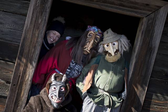 833201_web1_gtr-costumes07-0300419