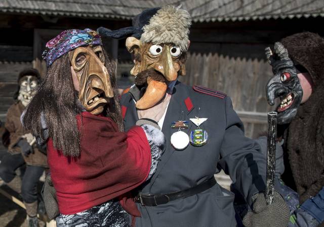 833201_web1_gtr-costumes14-0300419