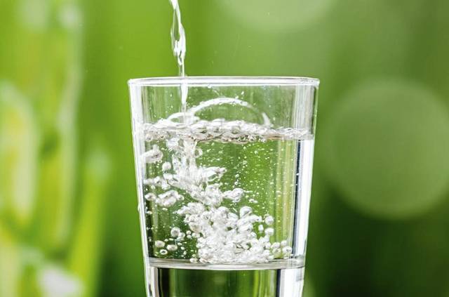 838094_web1_gtr-liv-diettrends-water-031219