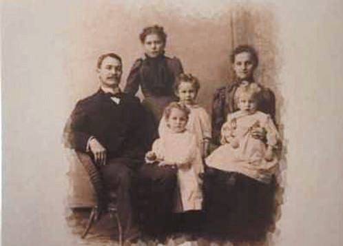 842000_web1_WEB-old-family-photo
