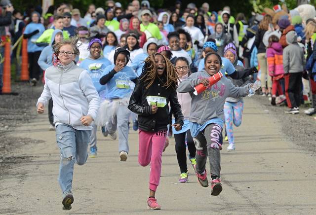 853416_web1_gtr-GirlsonRun90-010319