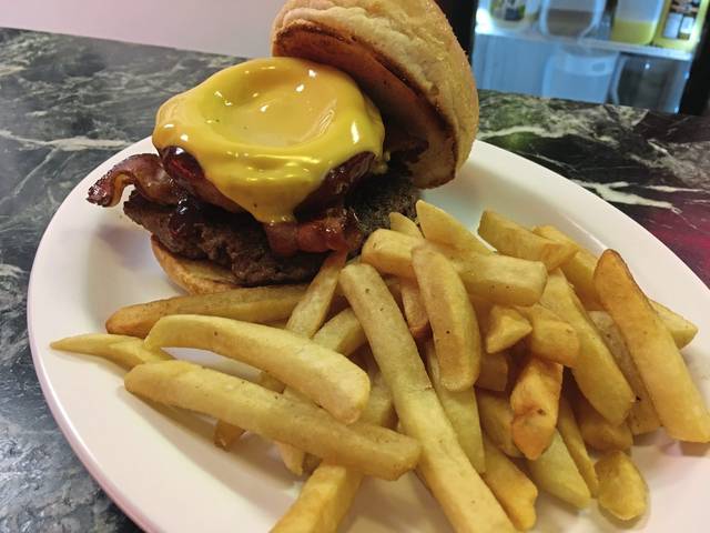 904476_web1_VND-LIV-CLARKSDINER-BURGER-032419