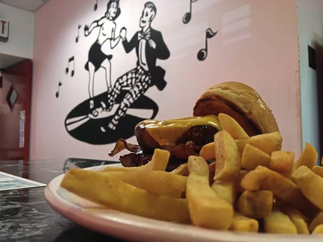904476_web1_VND-LIV-CLARKSDINER-BURGER-2-032419