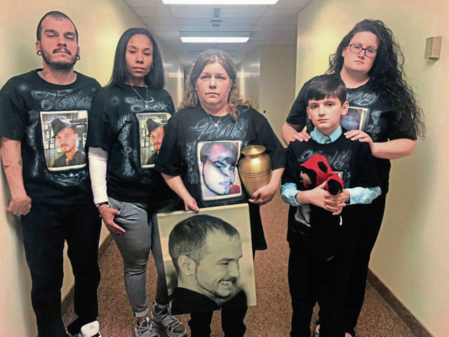 913877_web1_gtr-moser3