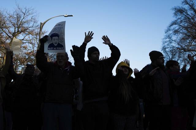 926228_web1_GTR-RoseProtests207-032419
