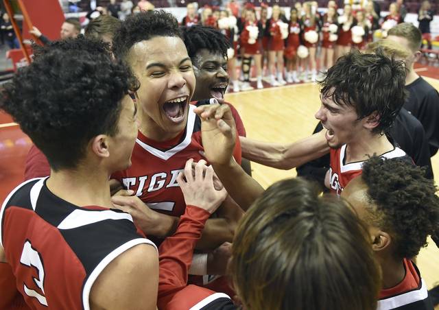 Arizona basketball offer adds to Donovan Johnson’s month of madness