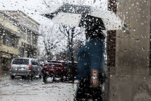 1015400_web1_gtr-lo-rainywalk-033019