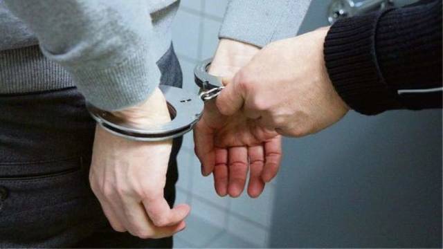 1032003_web1_WEB-cuffs-hands