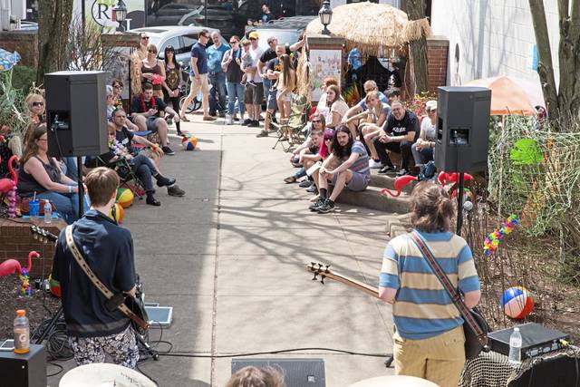 1040448_web1_gtr-liv-artswalk1-041819
