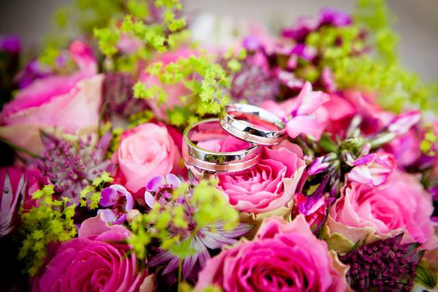 1040770_web1_flowers-260894_1920