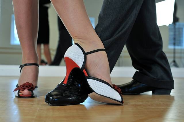 1040851_web1_dancingfeet