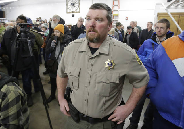 Oregon sheriff known for standoff to resign over funds