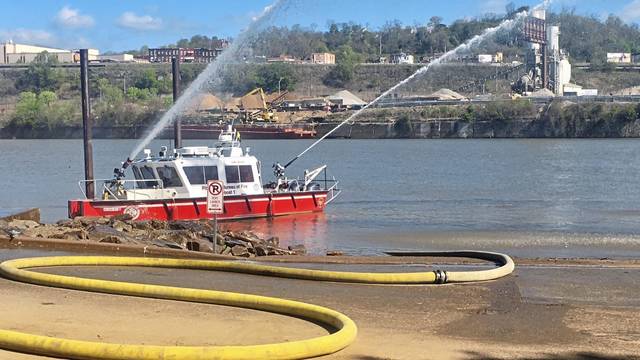 1068393_web1_ptr-fireboattraining02-042519