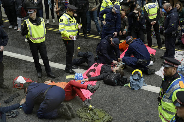 1072386_web1_ptr-LondonProtestB-042619