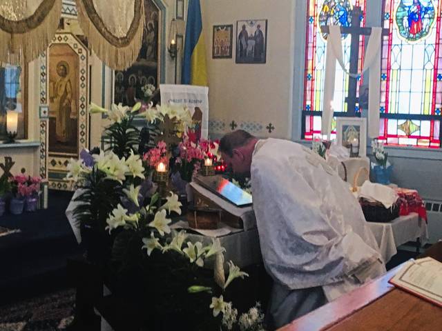 1072420_web1_vnd-orthodoxEaster-042919