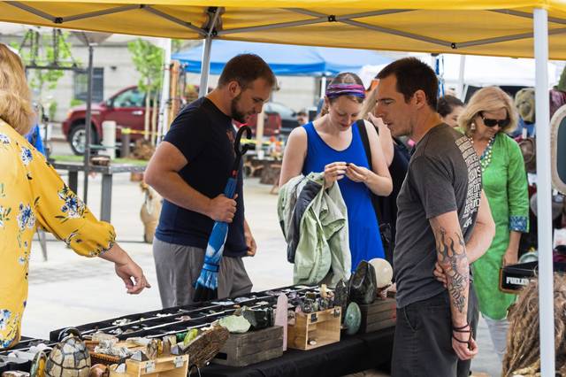 1089367_web1_PTR-NEIGHBORFLEA-043019