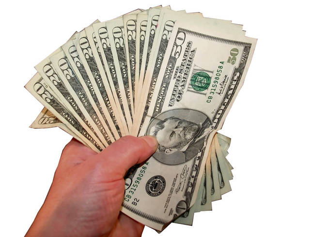 961576_web1_web-cashhand