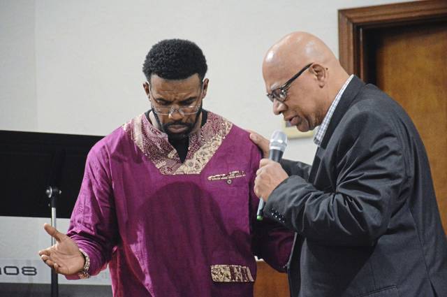970727_web1_Php-prayerservice1-041119