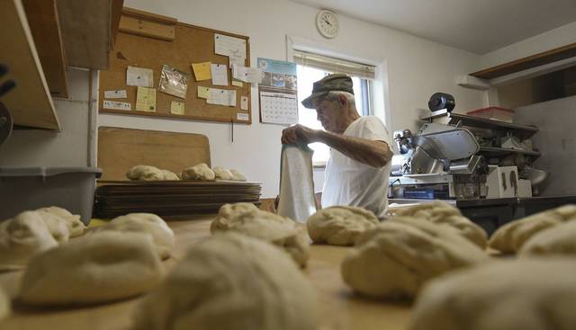 971613_web1_VND-EasterBread2-041419