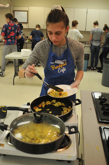 984687_web1_hj-lo-seniorbreakfast2-041819