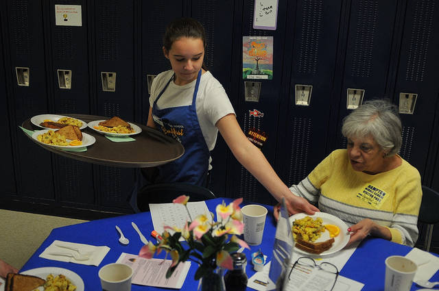 984687_web1_hj-lo-seniorbreakfast3-041819