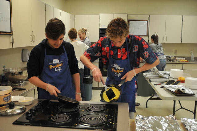 984687_web1_hj-lo-seniorbreakfast4-041819