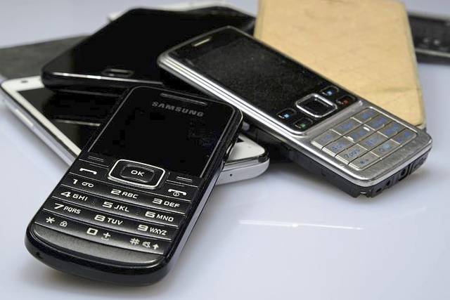 995292_web1_WEB-old-cell-phones