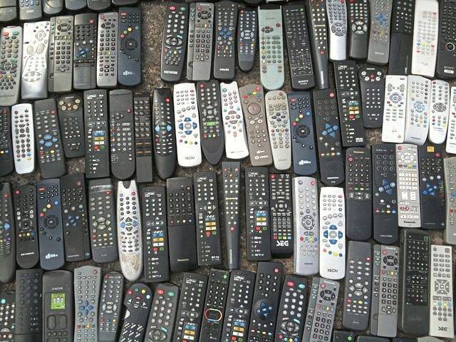 995292_web1_WEB-old-electronics