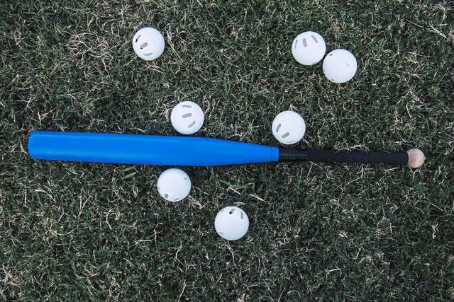 1057173_web1_WEB-whiffle-balls-and-bat