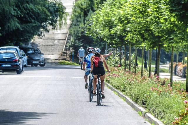 1135752_web1_WEB-bicyclists