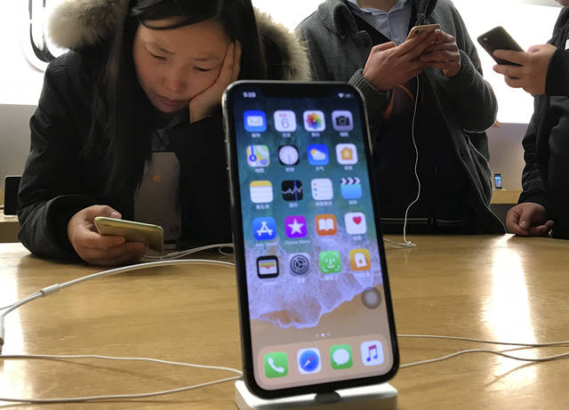 1135819_web1_QualAppleA