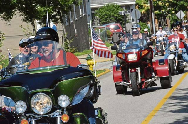 1190244_web1_memorial-day-parade-2